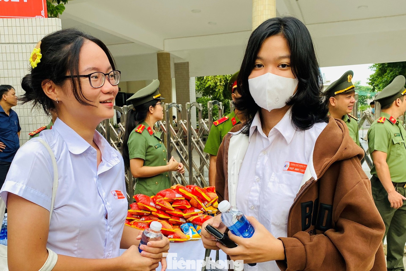 Trong 10 em vượt vũ môn năm nay, có 2 em đăng ký học ngành Y, 2 em học ngành sư phạm, 6 em học các ngành liên quan đến công nghệ, thiết kế, quan hệ quốc tế, lập trình, AI, Chip. Trong ảnh: Lan Anh (bìa phải) đăng ký thi vào ngành Y.