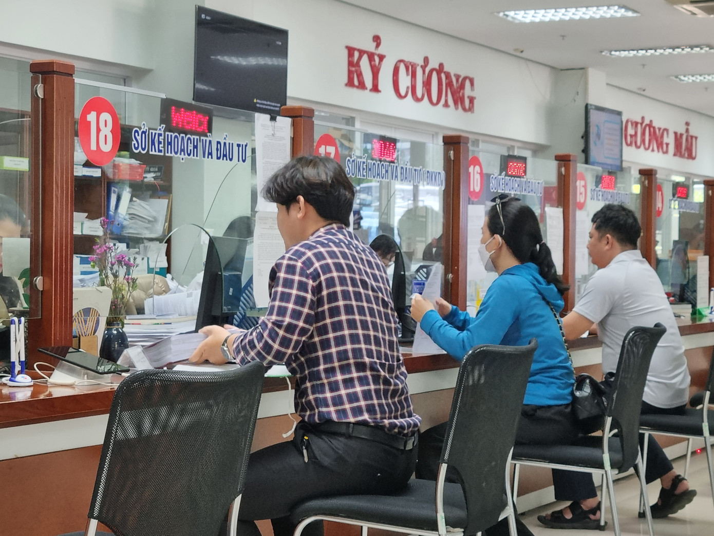 Người dân làm thủ tục tại Trung tâm hành chính Đà Nẵng.