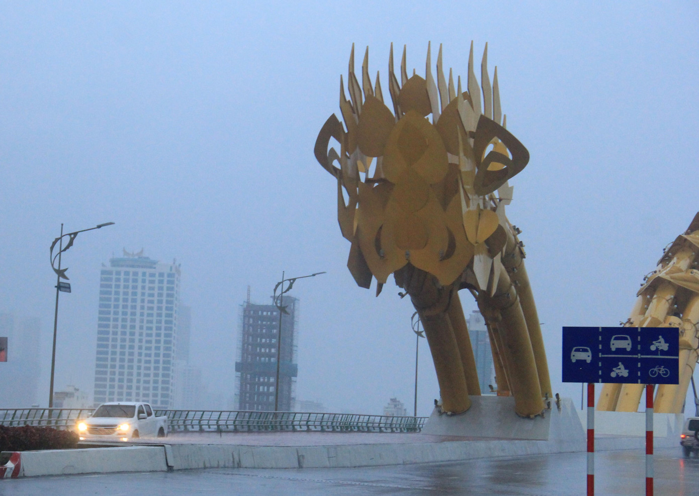 Từ 20h30 tối nay, Đà Nẵng sẽ cho đóng cầu Sông Hàn, Trần Thị Lý, cầu Rồng, cầu Phò Nam và cầu vượt Ngã ba Huế, áp dụng theo các cấp độ gió.