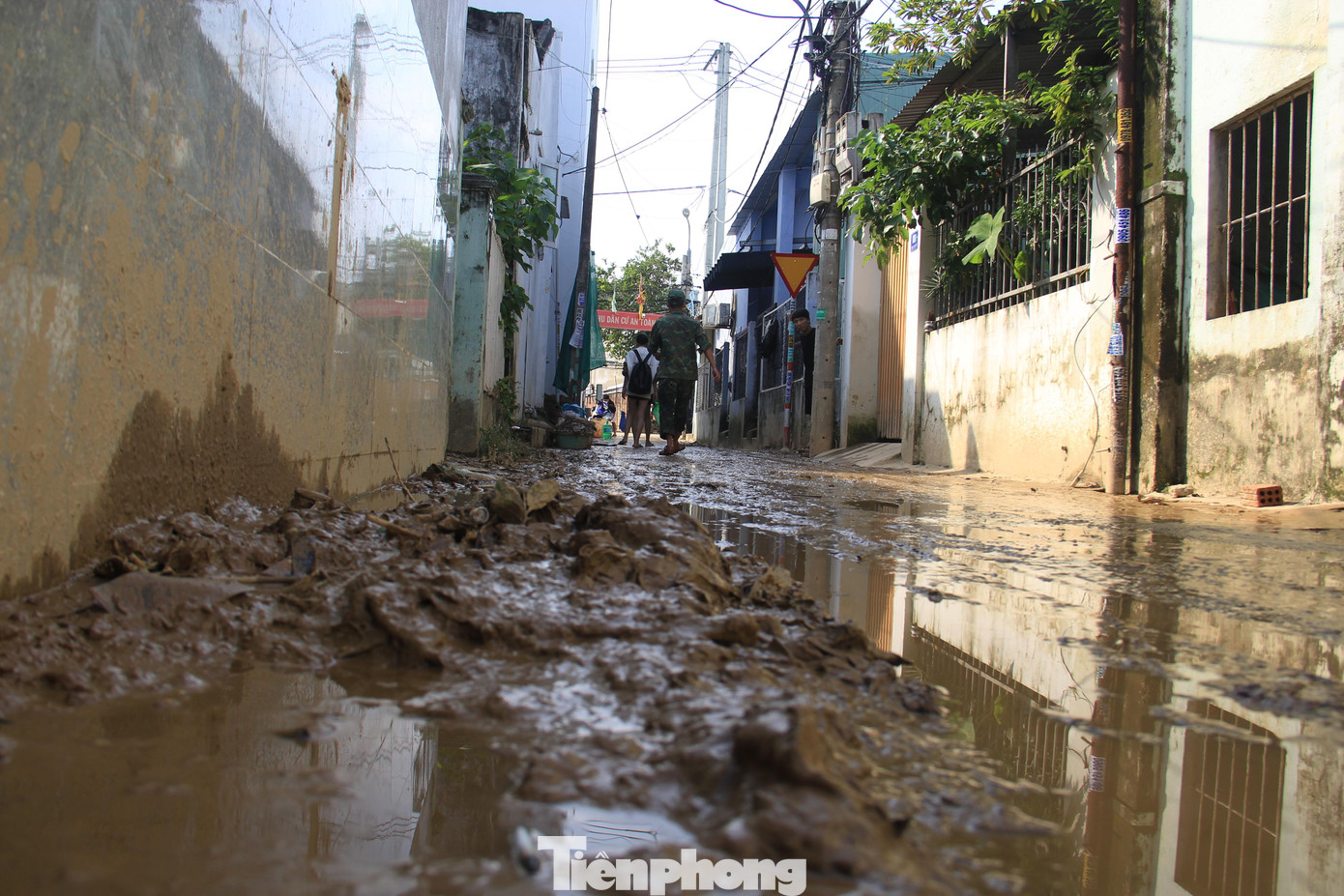 Nắng đã lên, những con đường, kiệt hẻm, nhà dân vẫn ngập ngụa bùn đất.