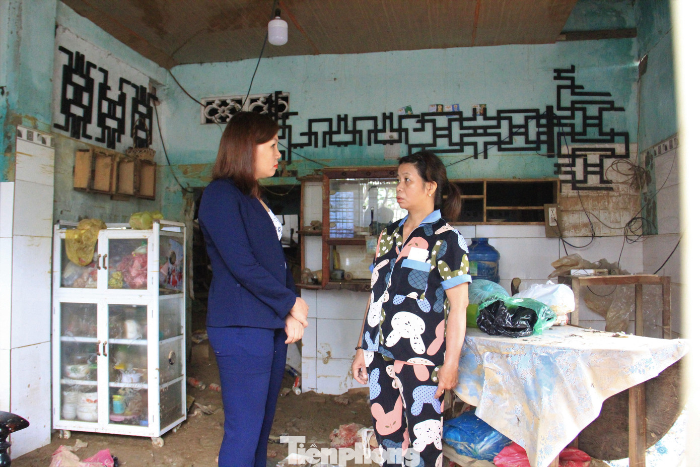 “Nhìn nhà tôi thế này kêu thợ tới sửa nhưng họ cũng “chê”, vì đụng vô sợ nó sụp hết thì mang hoạ”, chị Tính rầu rĩ.