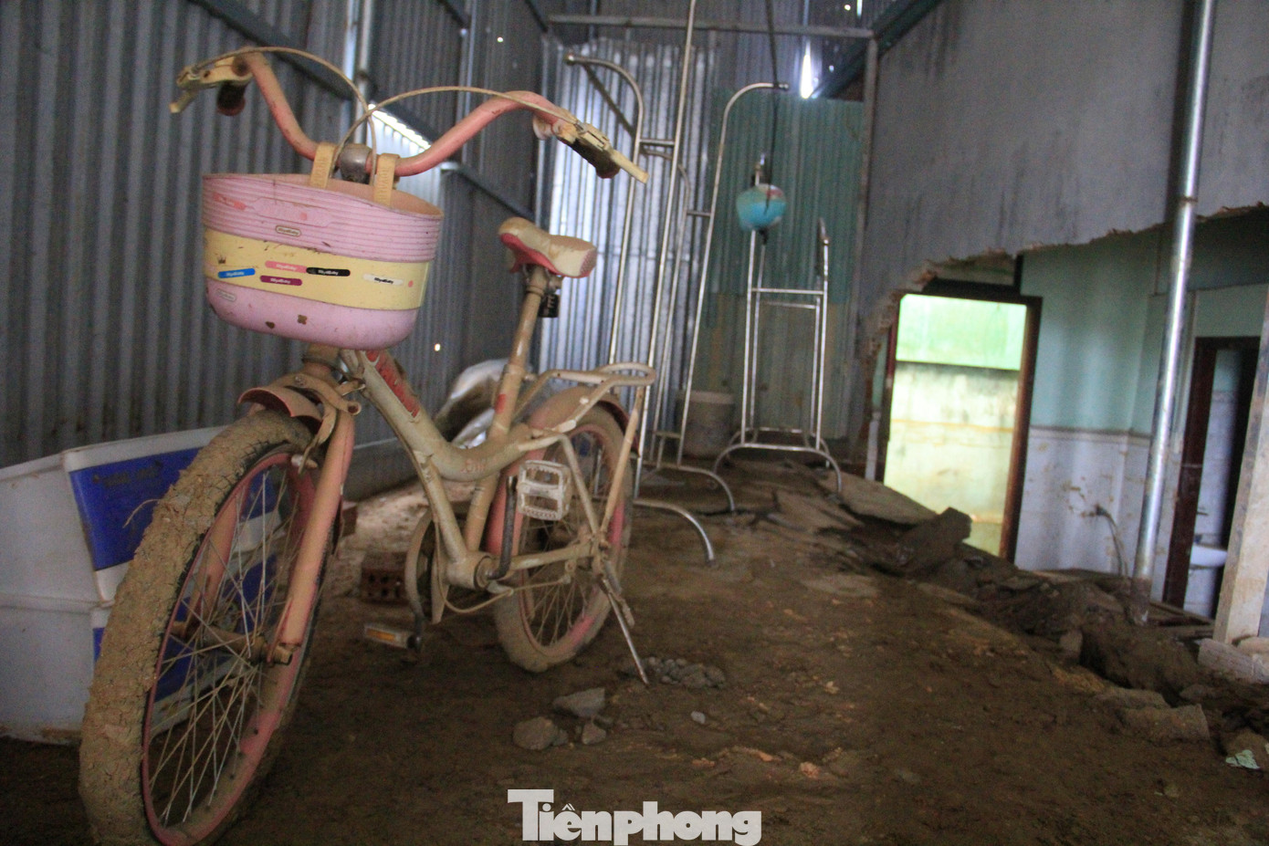 "Tài sản" duy nhất còn vớt vát được sau cơn thịnh nộ của trời.