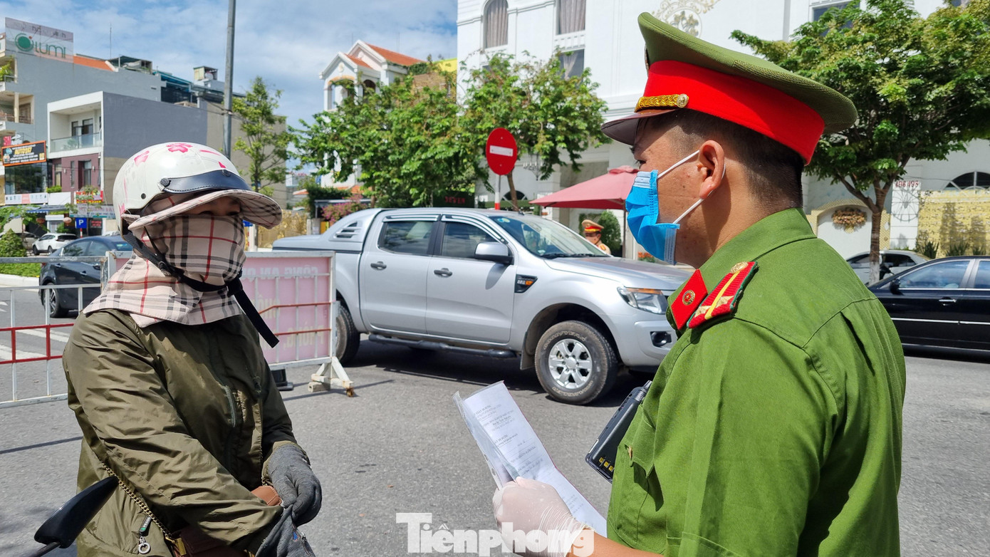 Lực lượng chức năng kiểm soát chặt việc ra đường của người dân. Ảnh: Thanh Trần.