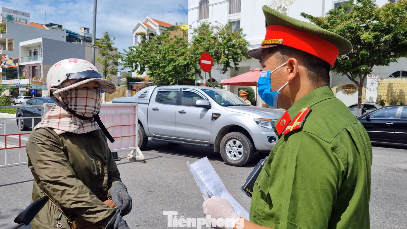 Chủ tịch UBND thành phố Lê Trung Chinh lưu ý các địa phương phải quản lý chặt chẽ việc việc cấp giấy đi đường cho nhân dân thông qua các tổ dân phố. Ngoài ra, Sở TT&TT khẩn trương xây dựng phần mềm quản lý giấy đi đường. Chủ tịch UBND thành phố Lê Trung Chinh lưu ý các địa phương phải quản lý chặt chẽ việc việc cấp giấy đi đường cho nhân dân thông qua các tổ dân phố. Ngoài ra, Sở TT&TT khẩn trương xây dựng phần mềm quản lý giấy đi đường.
