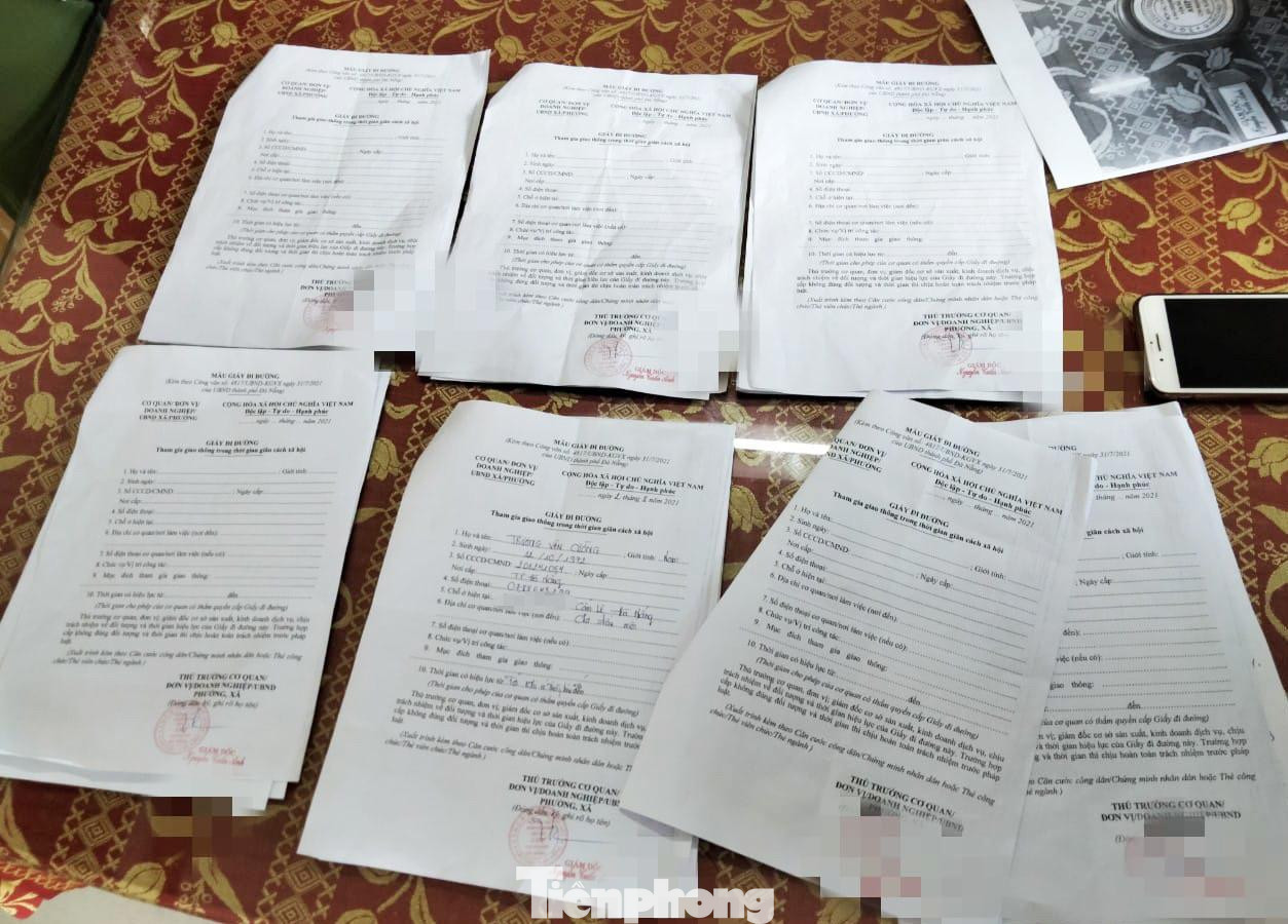 Quận Cẩm Lệ cho hay đã ban hành quyết định xử phạt vi phạm hành chính trong lĩnh vực y tế số tiền 15 triệu đồng đối với hợp tác xã kinh doanh vận tải AHP (chi nhánh Đà Nẵng). Đồng thời phạt 7,5 triệu đồng đối với cá nhân ông Trịnh Đình Thanh (trú tổ 44, phường Hòa An) về hành vi không chấp hành các biện pháp phòng, chống dịch bệnh truyền nhiễm theo yêu cầu của cơ quan, tổ chức có thẩm quyền. Ông Thanh là lái xe của hợp tác xã này. Ông Thanh đã lấy giấy đi đường của công ty cấp đem về cho hàng xóm sử dụng. Chiều 2/8, Công an phường Hòa An kiểm tra, phát hiện 7 giấy đi đường của Hợp tác xã AHP. Nội dung các mục khai trong tờ giấy đều để trống, chỉ có chữ ký của giám đốc và con dấu của công ty. Quận Cẩm Lệ cho hay đã ban hành quyết định xử phạt vi phạm hành chính trong lĩnh vực y tế số tiền 15 triệu đồng đối với hợp tác xã kinh doanh vận tải AHP (chi nhánh Đà Nẵng). Đồng thời phạt 7,5 triệu đồng đối với cá nhân ông Trịnh Đình Thanh (trú tổ 44, phường Hòa An) về hành vi không chấp hành các biện pháp phòng, chống dịch bệnh truyền nhiễm theo yêu cầu của cơ quan, tổ chức có thẩm quyền. Ông Thanh là lái xe của hợp tác xã này. Ông Thanh đã lấy giấy đi đường của công ty cấp đem về cho hàng xóm sử dụng. Chiều 2/8, Công an phường Hòa An kiểm tra, phát hiện 7 giấy đi đường của Hợp tác xã AHP. Nội dung các mục khai trong tờ giấy đều để trống, chỉ có chữ ký của giám đốc và con dấu của công ty.