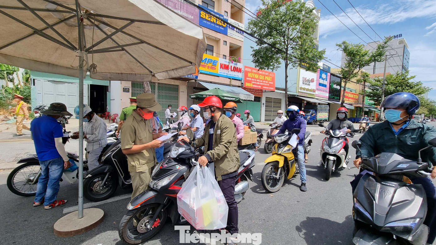 “Một số người lợi dụng làm việc ở các công ty được phép hoạt động đã “xin thêm” giấy đi đường cho người thân. Khi chúng tôi “truy” và yêu cầu những người được cấp giấy chứng minh các giấy tờ liên quan thì họ không có, mới thừa nhận”, một cán bộ làm nhiệm vụ tại chốt cho hay. “Một số người lợi dụng làm việc ở các công ty được phép hoạt động đã “xin thêm” giấy đi đường cho người thân. Khi chúng tôi “truy” và yêu cầu những người được cấp giấy chứng minh các giấy tờ liên quan thì họ không có, mới thừa nhận”, một cán bộ làm nhiệm vụ tại chốt cho hay.