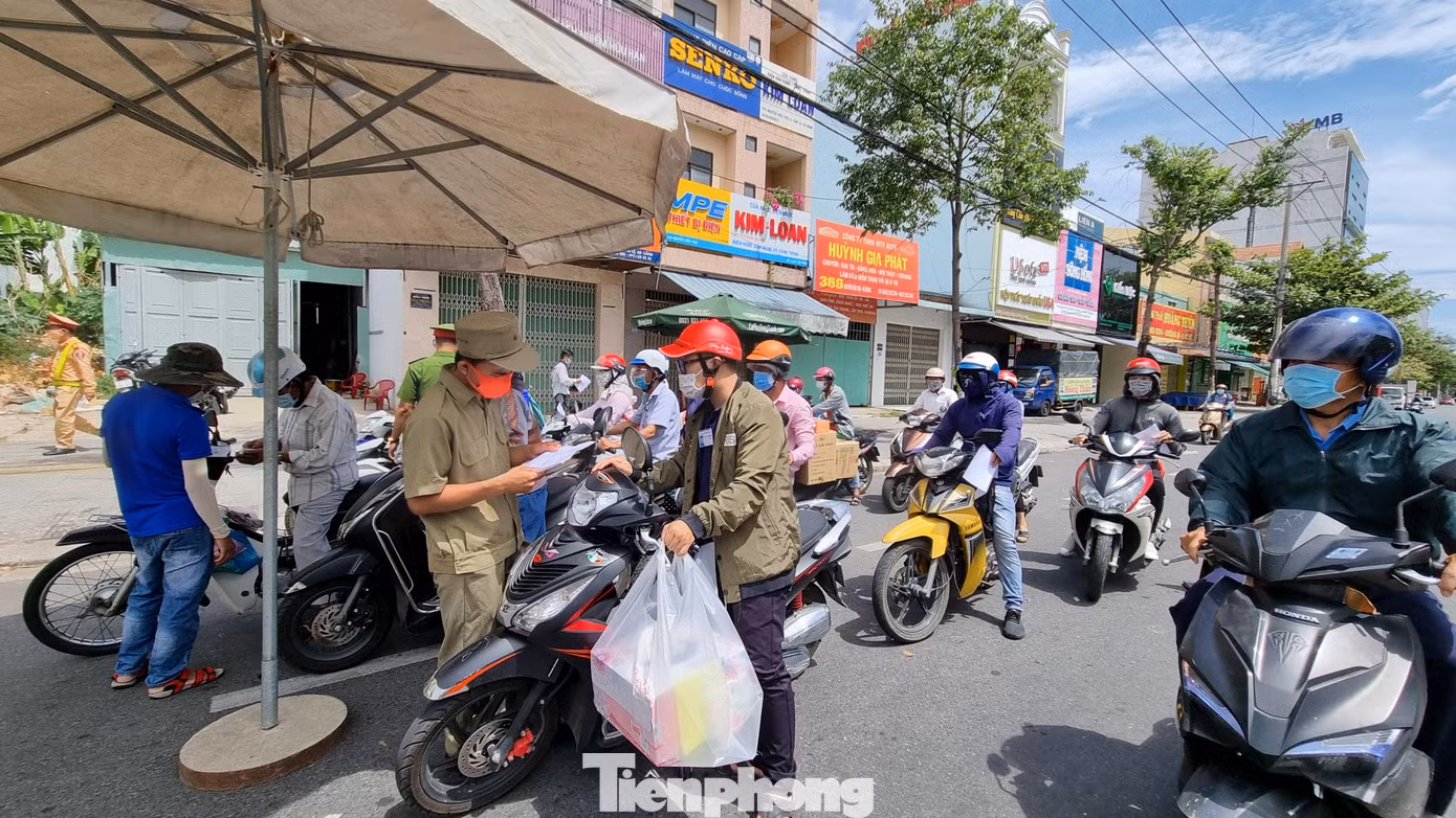 “Một số người lợi dụng làm việc ở các công ty được phép hoạt động đã “xin thêm” giấy đi đường cho người thân. Khi chúng tôi “truy” và yêu cầu những người được cấp giấy chứng minh các giấy tờ liên quan thì họ không có, mới thừa nhận”, một cán bộ làm nhiệm vụ tại chốt cho hay. “Một số người lợi dụng làm việc ở các công ty được phép hoạt động đã “xin thêm” giấy đi đường cho người thân. Khi chúng tôi “truy” và yêu cầu những người được cấp giấy chứng minh các giấy tờ liên quan thì họ không có, mới thừa nhận”, một cán bộ làm nhiệm vụ tại chốt cho hay.