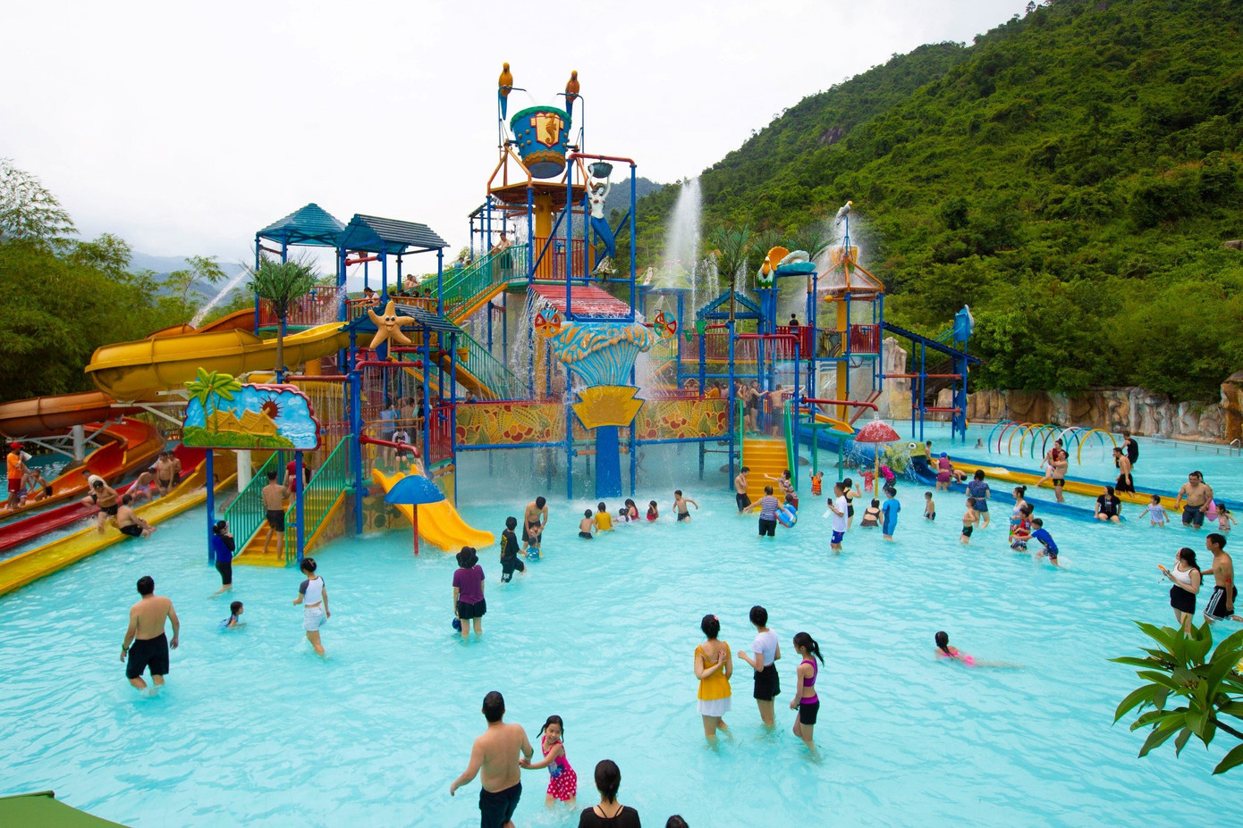 Đại diện khu du lịch Công viên suối khoáng nóng Núi Thần Tài cho hay mỗi ngày đón gần 5.000 lượt khách, dự kiến đạt 20.000 lượt khách dịp lễ này. Công suất buồng phòng đạt khoảng 100%. Đại diện khu du lịch Công viên suối khoáng nóng Núi Thần Tài cho hay mỗi ngày đón gần 5.000 lượt khách, dự kiến đạt 20.000 lượt khách dịp lễ này. Công suất buồng phòng đạt khoảng 100%.