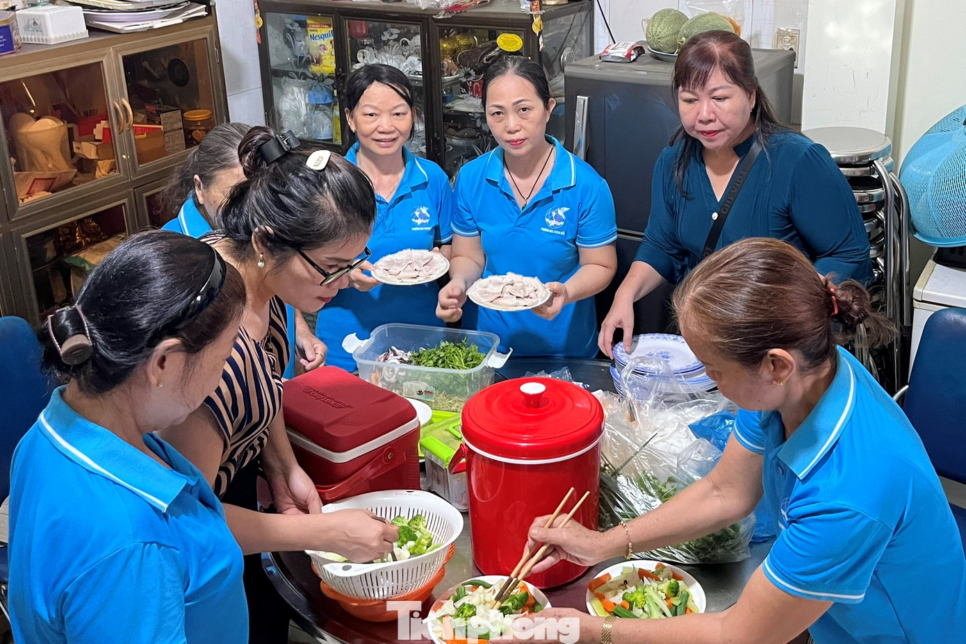 Đều đặn mỗi năm, cứ tới dịp 27/7 là Hội LHPN phường Hòa Cường Bắc (quân Hải Châu) lại đến làm mâm cơm cúng giỗ tại gia đình liệt sĩ.