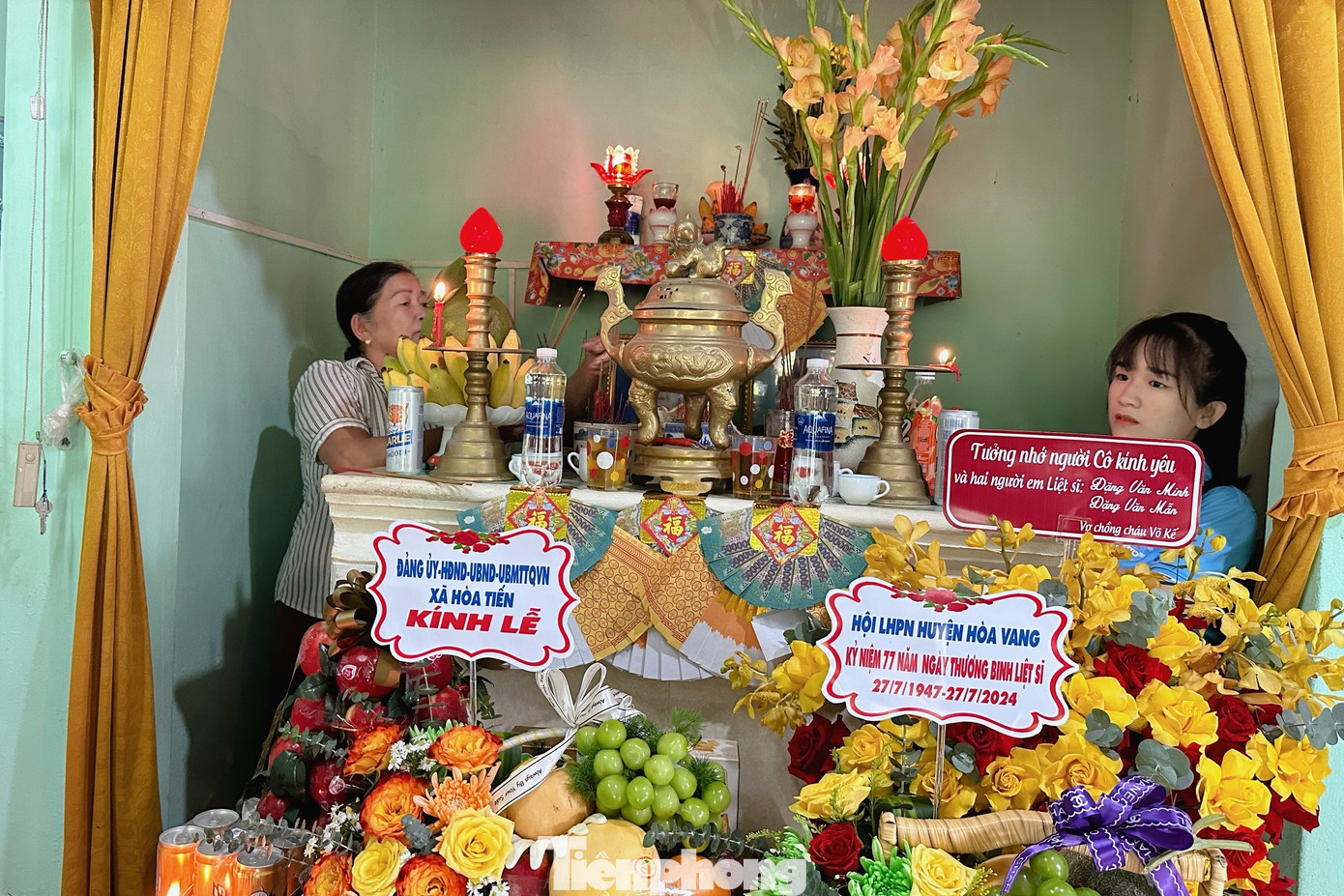 Nhà bà Đặng Thị Đợi (thôn Thạch Bồ, xã Hòa Tiến, huyện Hòa Vang) thờ hai liệt sĩ Đặng Văn Minh và Đặng Văn Mẫn cùng Mẹ Việt Nam anh hùng (VNAH) Võ Thị Xuyến. Hội Liên hiệp phụ nữ (LHPN) xã Hòa Tiến cùng đại diện chính quyền địa phương đã tới thăm hỏi, động viên gia đình. Các chị em phụ nữ cũng vào bếp làm mâm cúng hai liệt sĩ và mẹ VNAH. "Mùa 27/7 năm nào cũng nhận được sự quan tâm từ chính quyền, được mọi người nhớ tới, cùng đến ăn bữa cơm với gia đình, tôi thấy ấm lòng hơn”, bà Đợi bày tỏ.