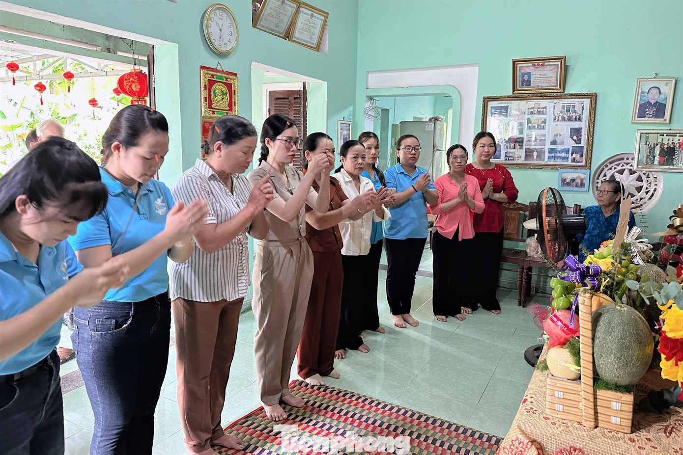 Nhà bà Đặng Thị Đợi (thôn Thạch Bồ, xã Hòa Tiến, huyện Hòa Vang) thờ hai liệt sĩ Đặng Văn Minh và Đặng Văn Mẫn cùng Mẹ Việt Nam anh hùng (VNAH) Võ Thị Xuyến. Hội Liên hiệp phụ nữ (LHPN) xã Hòa Tiến cùng đại diện chính quyền địa phương đã tới thăm hỏi, động viên gia đình. Các chị em phụ nữ cũng vào bếp làm mâm cúng hai liệt sĩ và mẹ VNAH. "Mùa 27/7 năm nào cũng nhận được sự quan tâm từ chính quyền, được mọi người nhớ tới, cùng đến ăn bữa cơm với gia đình, tôi thấy ấm lòng hơn”, bà Đợi bày tỏ.