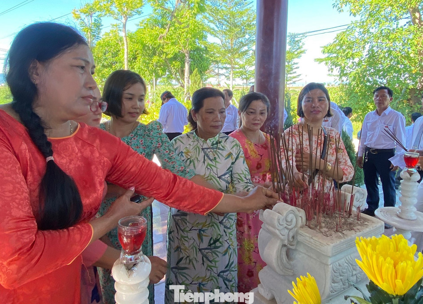 Công lao của những anh hùng đã ngã xuống vì độc lập tự do dân tộc không thể nào quên.