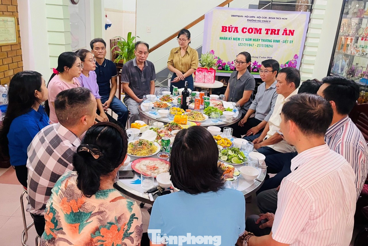 Dịp 27/7 năm nay, chị em phụ nữ trong phường đã đi chợ, đến nhà ông nấu nướng, bày biện làm mâm cúng giỗ liệt sĩ. Bữa cơm đơn sơ với đại diện chính quyền địa phương và một thương binh trên địa bàn đến sum vầy khiến ông ấm áp. Bà Thi Thị Hải, Chủ tịch Hội LHPN phường Hải Châu 2 nhìn nhận, việc làm nhỏ bé này góp phần khơi dậy ý thức, trách nhiệm, lòng biết ơn, niềm tự hào dân tộc trong mỗi người. Ảnh: T.H.