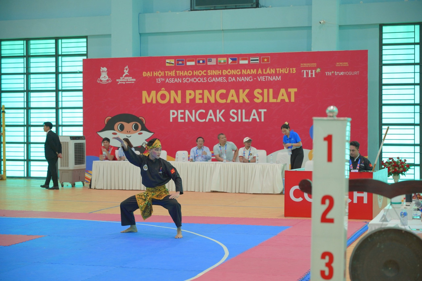 Phía sau mỗi trận đấu, cuộc họp, hay bữa ăn giấc ngủ của các đoàn là những chiếc áo xanh luôn đồng hành, dõi theo và hỗ trợ. Ông Hendry Suryaatmadja Sutanto (HLV bơi đoàn Indonesia) bày tỏ: “Các TNV hỗ trợ cho tôi và các VĐV trong đoàn rất nhiều. Họ luôn có mặt nhanh chóng khi chúng tôi cần và luôn đứng cạnh chúng tôi. Họ rất thân thiện và chào đón chúng tôi. Tôi rất thích điều đó”.