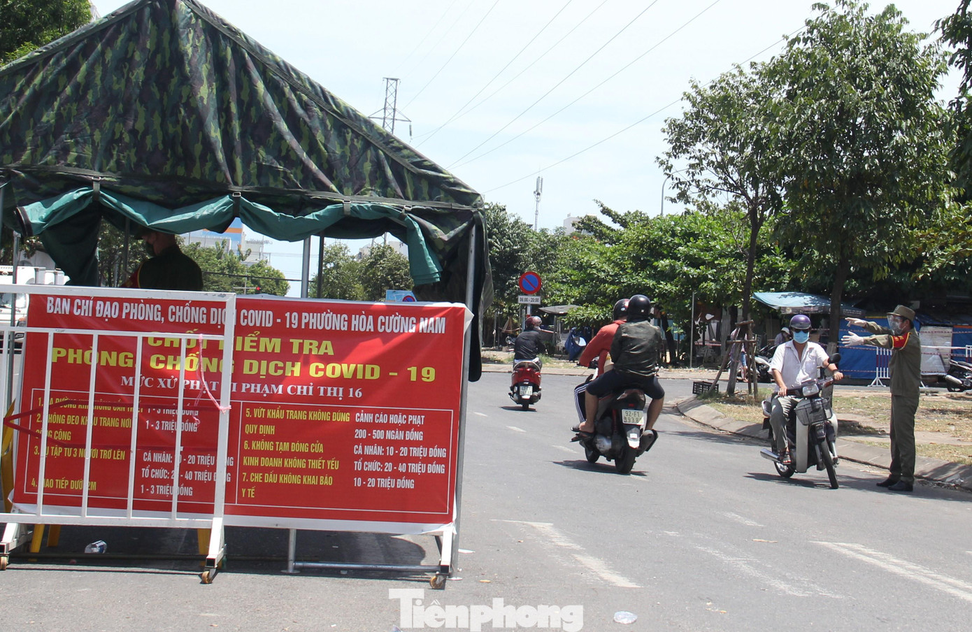Một chốt kiểm soát tại phường Hòa Cường Nam, ngay trước chợ đầu mối Hòa Cường (quận Hải Châu). Ảnh: Thanh Trần.