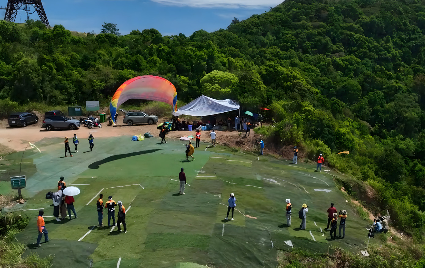 Bãi cất cánh dù lượn trên bán đảo Sơn Trà.
