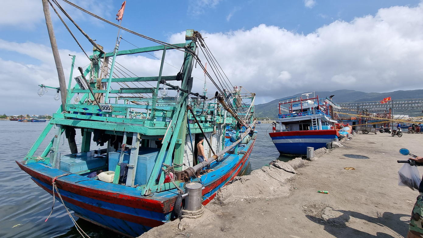 Trong khi đó, những tàu khác khi nghe giá dầu lên hơn 25.000đ/l đã quyết định bán hết cá xong sẽ đem tàu đi gửi. Trong khi đó, những tàu khác khi nghe giá dầu lên hơn 25.000đ/l đã quyết định bán hết cá xong sẽ đem tàu đi gửi.