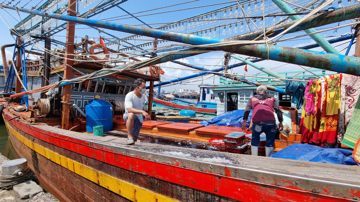 Ông Hồ Văn Không, chủ tàu QB 92078TS, cũng vừa cập cảng sáng 12/3. Ông nói: “Giá dầu cũ mà vẫn không lời được bao nhiêu, còn tăng lên nữa thì chẳng trông đợi gì”. Ông Hồ Văn Không, chủ tàu QB 92078TS, cũng vừa cập cảng sáng 12/3. Ông nói: “Giá dầu cũ mà vẫn không lời được bao nhiêu, còn tăng lên nữa thì chẳng trông đợi gì”.