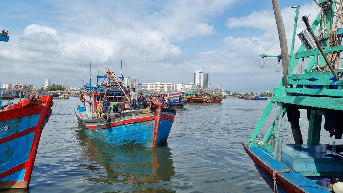 Dầu tăng cao, mỗi chuyến biển của ngư dân tốn thêm hàng chục tới cả trăm triệu đồng nên việc ra khơi phải cân nhắc. Dầu tăng cao, mỗi chuyến biển của ngư dân tốn thêm hàng chục tới cả trăm triệu đồng nên việc ra khơi phải cân nhắc.