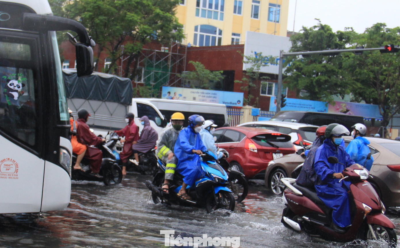 Xe cộ kín ken trên đường.