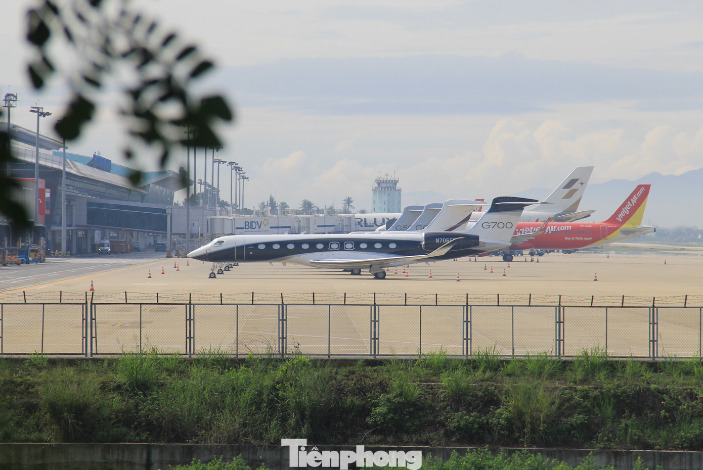 Từ nhà dân có thể nhìn thấy chiếc G700 ở ngoài cùng - dòng chuyên cơ sở hữu cabin rộng rãi nhất trong ngành có thể chở tối đa 21 hành khách ngồi, với phạm vi và tốc độ bay hàng đầu. Đây cũng là máy bay có khả năng cải thiện sức khỏe khi bay với 100% khí tươi được làm mới mỗi 2-3 phút và ánh sáng tự nhiên từ 20 ô cửa lớn nhất trong dòng chuyên cơ thương gia. Ảnh: Thanh Hiền.