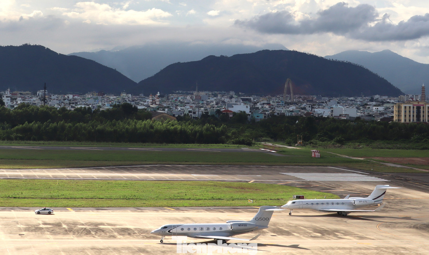 Sự xuất hiện của các chuyên cơ thu hút sự quan tâm của người dân Đà Nẵng những ngày qua. Nhiều người đã đến các quán cà phê, tầng thượng để xem và chụp ảnh máy bay đắt đỏ bậc nhất thế giới.