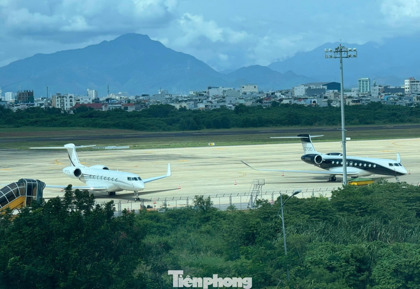 Người dân Đà Nẵng thích thú khi được ngắm nhìn trực tiếp những máy bay đắt đỏ bậc nhất thế giới. Nhiều người đã quay phim, chụp ảnh để khoe với bạn bè.