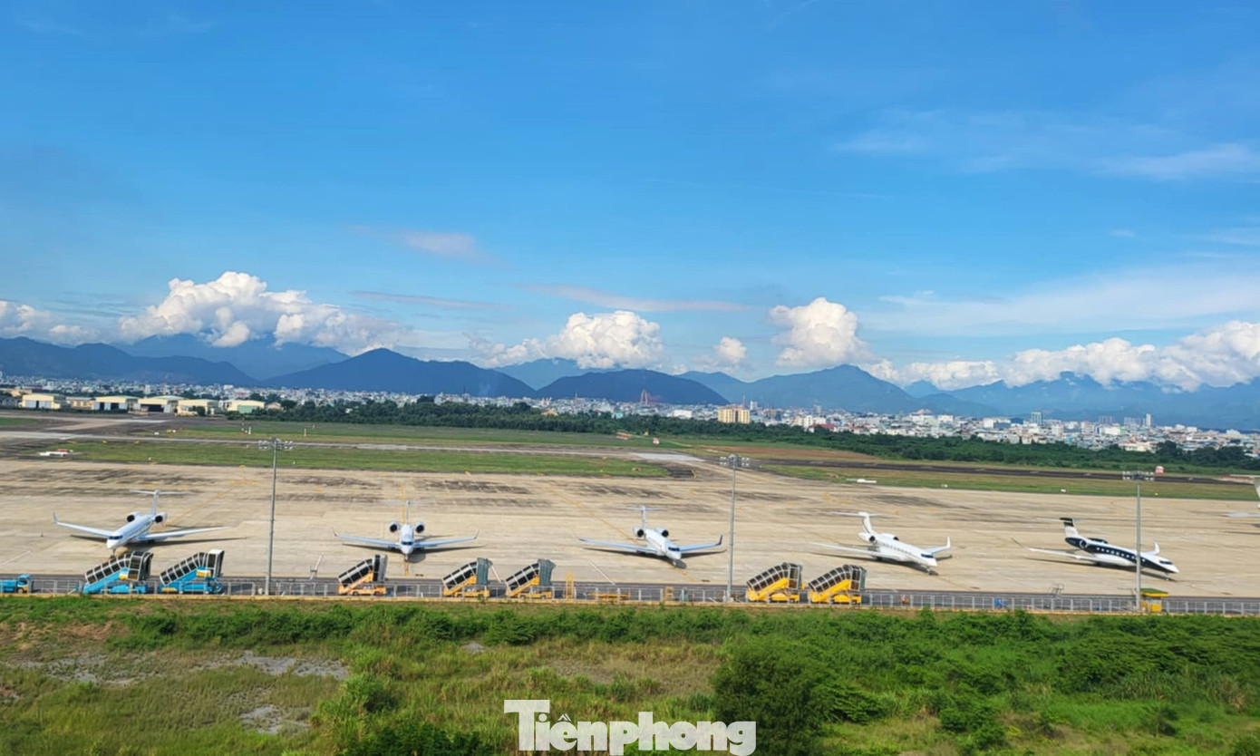 Các chuyên cơ này đến Đà Nẵng từ hôm 15/10, chở theo 50 tỷ phú từ khắp nơi trên thế giới để tham dự Hội nghị khách hàng thường niên của một nhà sản xuất chuyên cơ.