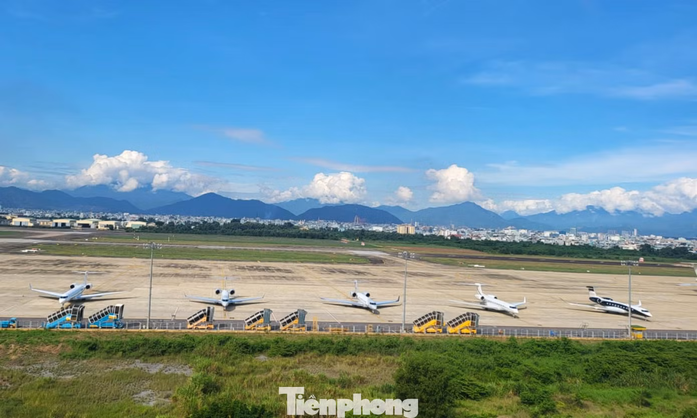 Các chuyên cơ này đến Đà Nẵng từ hôm 15/10, chở theo 50 tỷ phú từ khắp nơi trên thế giới để tham dự Hội nghị khách hàng thường niên của một nhà sản xuất chuyên cơ. Các chuyên cơ này đến Đà Nẵng từ hôm 15/10, chở theo 50 tỷ phú từ khắp nơi trên thế giới để tham dự Hội nghị khách hàng thường niên của một nhà sản xuất chuyên cơ.
