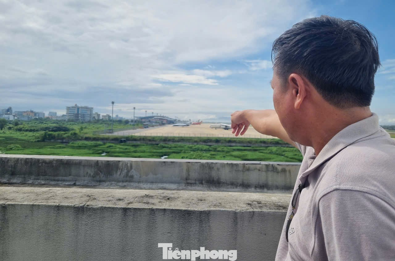 Người dân đứng từ sân thượng có thể nhìn thấy các chuyên cơ chở tỷ phú.