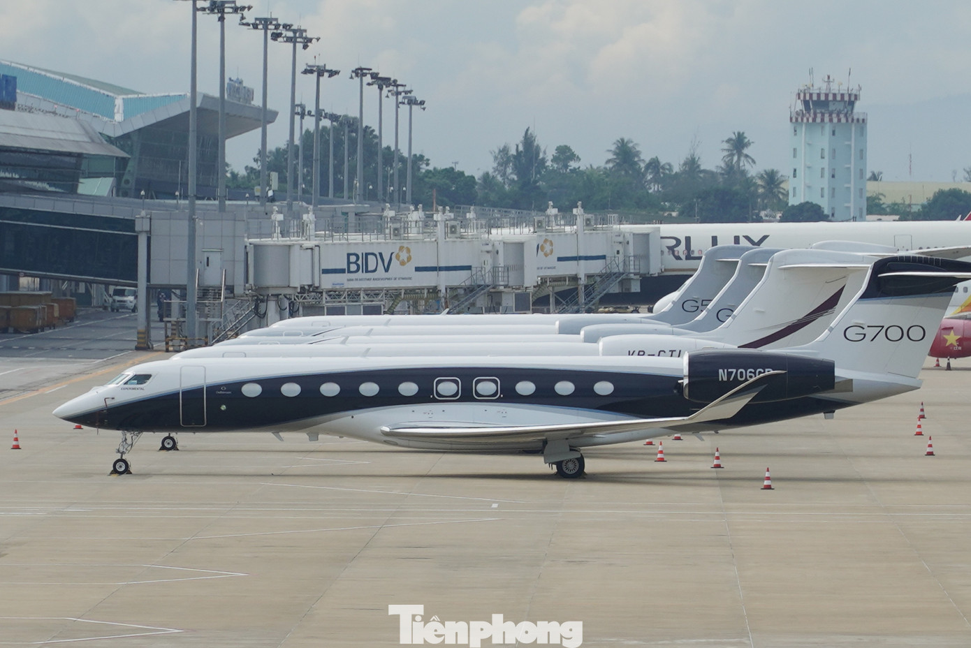 Phía sau G700 là G600, G500, G650ER. Chiếc G650ER nổi bật với khả năng bay xa hơn và nhanh hơn bất cứ chuyên cơ nào, thậm chí có thể bay vòng quanh toàn cầu chỉ với một lần dừng. Đặc biệt, G650ER có khả năng bay vượt trên vùng nhiễu động, trong khi các máy bay khác chỉ có thể bay qua. Nội thất của G650ER cũng được sinh ra để dành cho giới siêu giàu, với các công năng như giường ngủ, bếp ăn, quầy bar, phòng tắm, sofa thư giãn với màn hình TV và phòng khách tiêu chuẩn 5-6 sao…