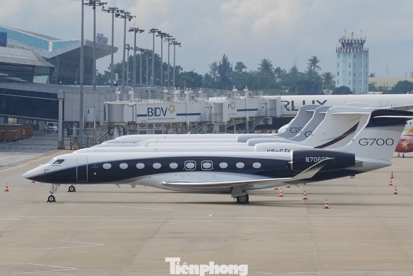 Phía sau G700 là G600, G500, G650ER. Chiếc G650ER nổi bật với khả năng bay xa hơn và nhanh hơn bất cứ chuyên cơ nào, thậm chí có thể bay vòng quanh toàn cầu chỉ với một lần dừng. Đặc biệt, G650ER có khả năng bay vượt trên vùng nhiễu động, trong khi các máy bay khác chỉ có thể bay qua. Nội thất của G650ER cũng được sinh ra để dành cho giới siêu giàu, với các công năng như giường ngủ, bếp ăn, quầy bar, phòng tắm, sofa thư giãn với màn hình TV và phòng khách tiêu chuẩn 5-6 sao… Phía sau G700 là G600, G500, G650ER. Chiếc G650ER nổi bật với khả năng bay xa hơn và nhanh hơn bất cứ chuyên cơ nào, thậm chí có thể bay vòng quanh toàn cầu chỉ với một lần dừng. Đặc biệt, G650ER có khả năng bay vượt trên vùng nhiễu động, trong khi các máy bay khác chỉ có thể bay qua. Nội thất của G650ER cũng được sinh ra để dành cho giới siêu giàu, với các công năng như giường ngủ, bếp ăn, quầy bar, phòng tắm, sofa thư giãn với màn hình TV và phòng khách tiêu chuẩn 5-6 sao…