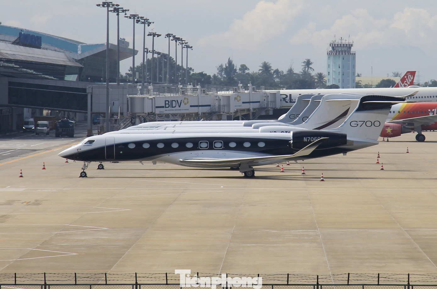 Dàn chuyên cơ đắt đỏ bậc nhất thế giới đến Đà Nẵng vào giữa tháng 10. Rất nhiều tay máy đã tìm đến các quán cà phê để săn ảnh những chiếc máy bay này.