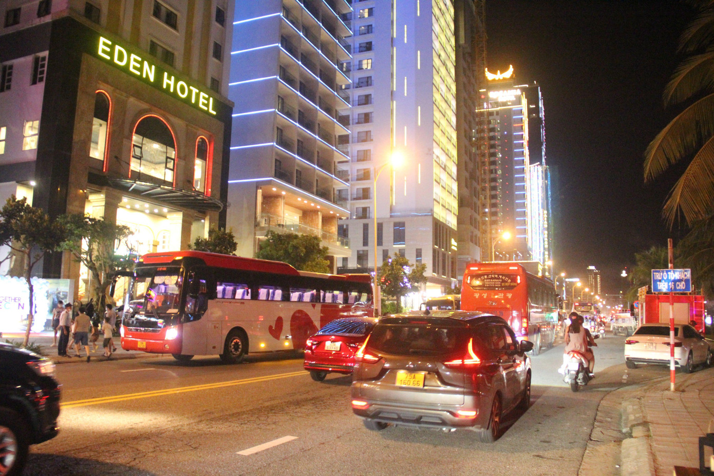 Xe cộ tấp nập trên tuyến đường ven biển. Lượng du khách đổ xuống biển đông đúc suốt ngày đêm. Theo ông Vũ, bãi biển đêm Mỹ An là sản phẩm du lịch mới lạ, giúp du khách có thêm nhiều lựa chọn khi tới Đà Nẵng, vừa đánh thức kinh tế đêm của thành phố. Xe cộ tấp nập trên tuyến đường ven biển. Lượng du khách đổ xuống biển đông đúc suốt ngày đêm. Theo ông Vũ, bãi biển đêm Mỹ An là sản phẩm du lịch mới lạ, giúp du khách có thêm nhiều lựa chọn khi tới Đà Nẵng, vừa đánh thức kinh tế đêm của thành phố.