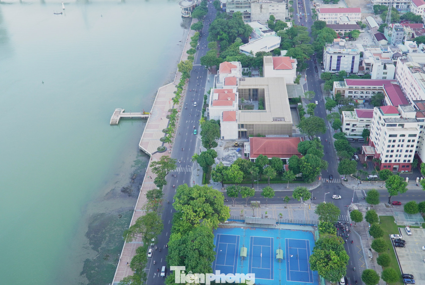 Tuyến đường Bạch Đằng ven sông Hàn có giá từ 177 triệu đồng đến gần 341 triệu đồng/m2. Ảnh: Thanh Hiền.