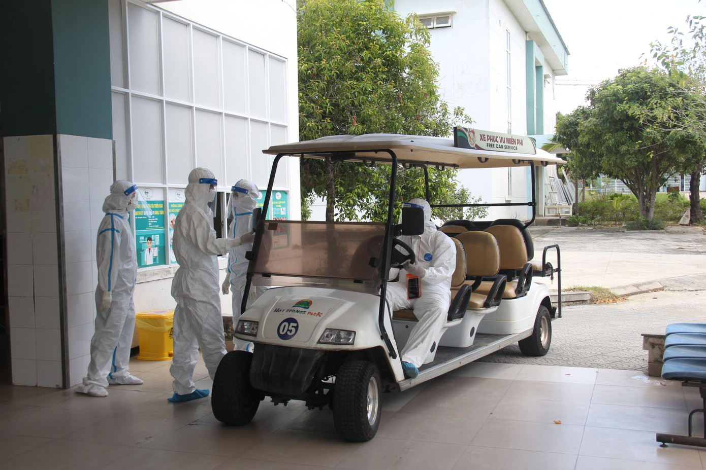 Khu vực tiếp nhận bệnh nhân bên trong bệnh viện. Khu vực tiếp nhận bệnh nhân bên trong bệnh viện.