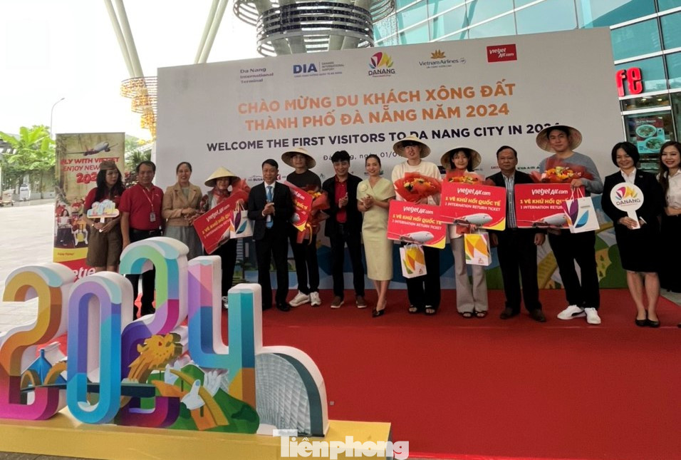 Những du khách từ Hàn Quốc được chào đón nồng nhiệt, tặng quà khi vừa đến Đà Nẵng.