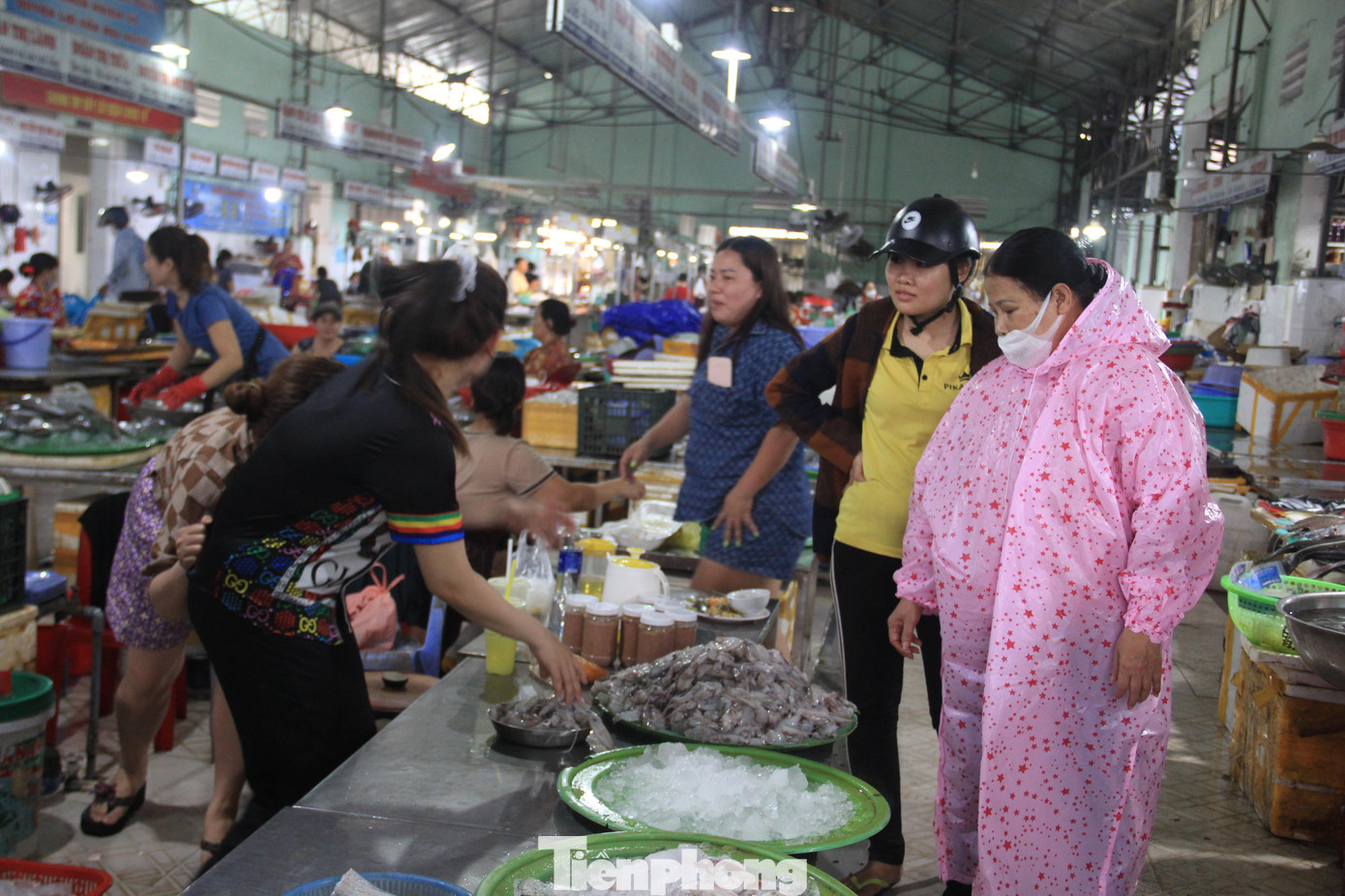Các quầy tôm, cá... cũng sớm bán hết hàng.