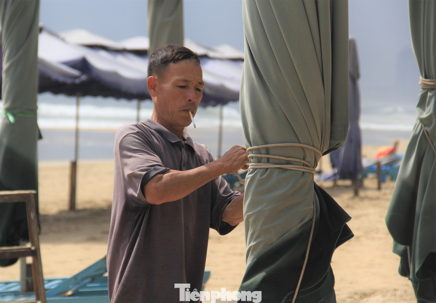 Ông Nguyễn Văn Sinh (Bãi dịch vụ kinh doanh số 3) cho hay nhà ông có hơn 50 cây dù cùng hàng chục chiếc ghế phục vụ khách tắm biển. Nghe tin bão vào, sáng sớm nay ông cùng người nhà xuống thu dọn.