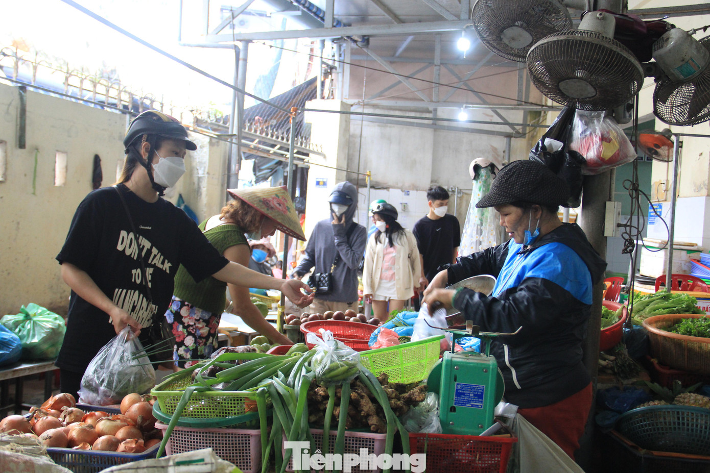 Chị Nguyễn Thị Xí (tiểu thương) cho hay, hôm nay chị đã lấy hàng nhiều hơn ngày thường và bán rất chạy. “Bình thường sau 11h là khách ngớt rồi, hôm nay người ta mua liên tục. Tâm lý ai cũng sợ mưa bão đi lại khó khăn nên mua về trữ”, chị nói.