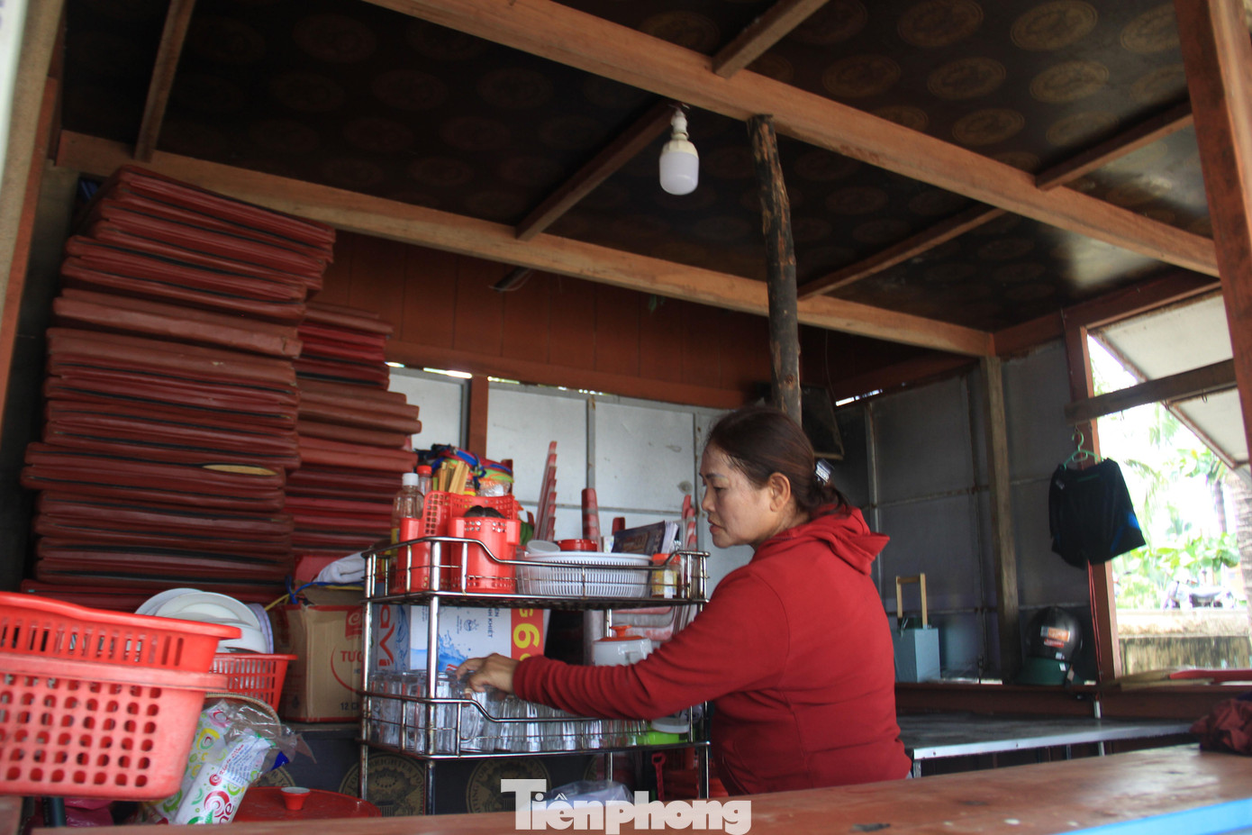 Những vật dụng có giá trị được mang vào quầy sắp xếp, chèn chắn cẩn thận. Hiện tại, Đà Nẵng đã triển khai các biện pháp sẵn sàng ứng phó khi bão đổ bộ, đảm bảo an toàn cho người dân. Thành phố đã cho tạm dừng các cuộc họp chưa thật sự cần thiết vào thời điểm này để tập trung lực lượng đối phó với bão.