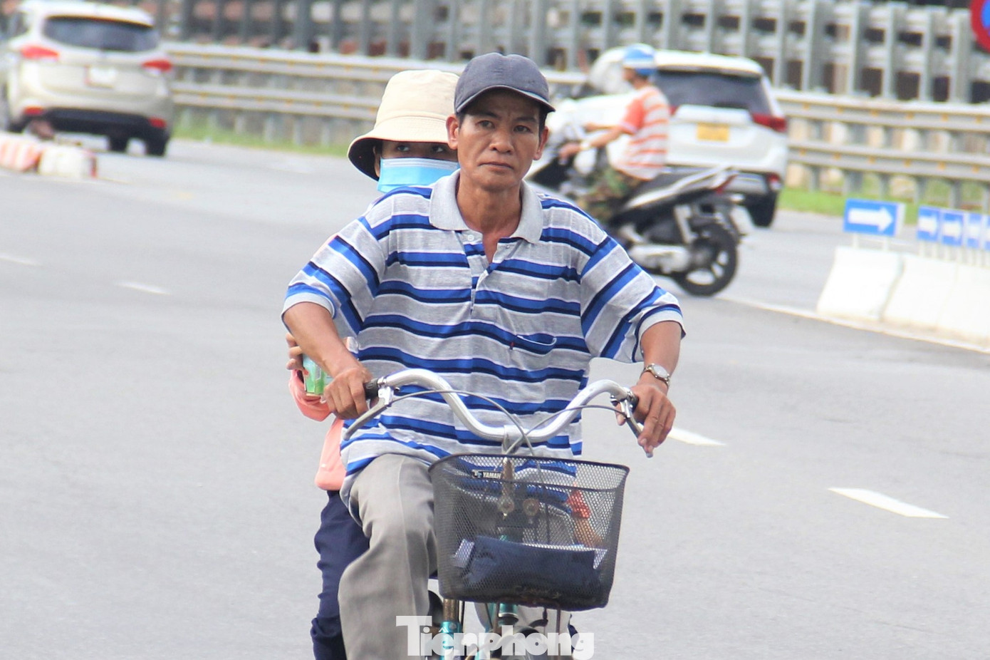 Lo an toàn cho con, anh Minh không quản ngại vất vả chở con đến trường bất kể nắng mưa. Ảnh: Thanh Hiền Lo an toàn cho con, anh Minh không quản ngại vất vả chở con đến trường bất kể nắng mưa. Ảnh: Thanh Hiền