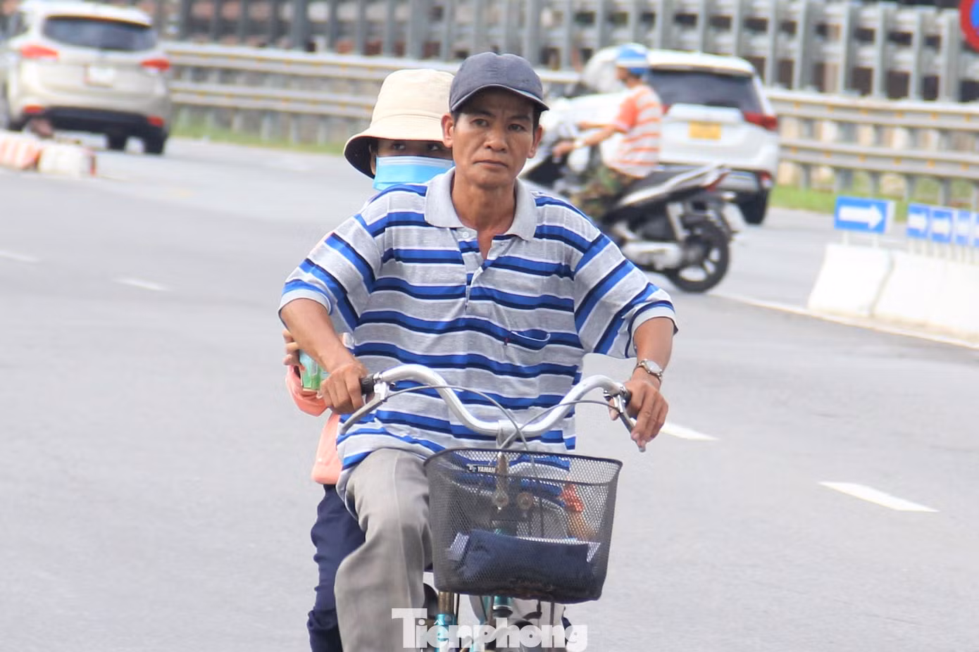 Lo an toàn cho con, anh Minh không quản ngại vất vả chở con đến trường bất kể nắng mưa. Ảnh: Thanh Hiền