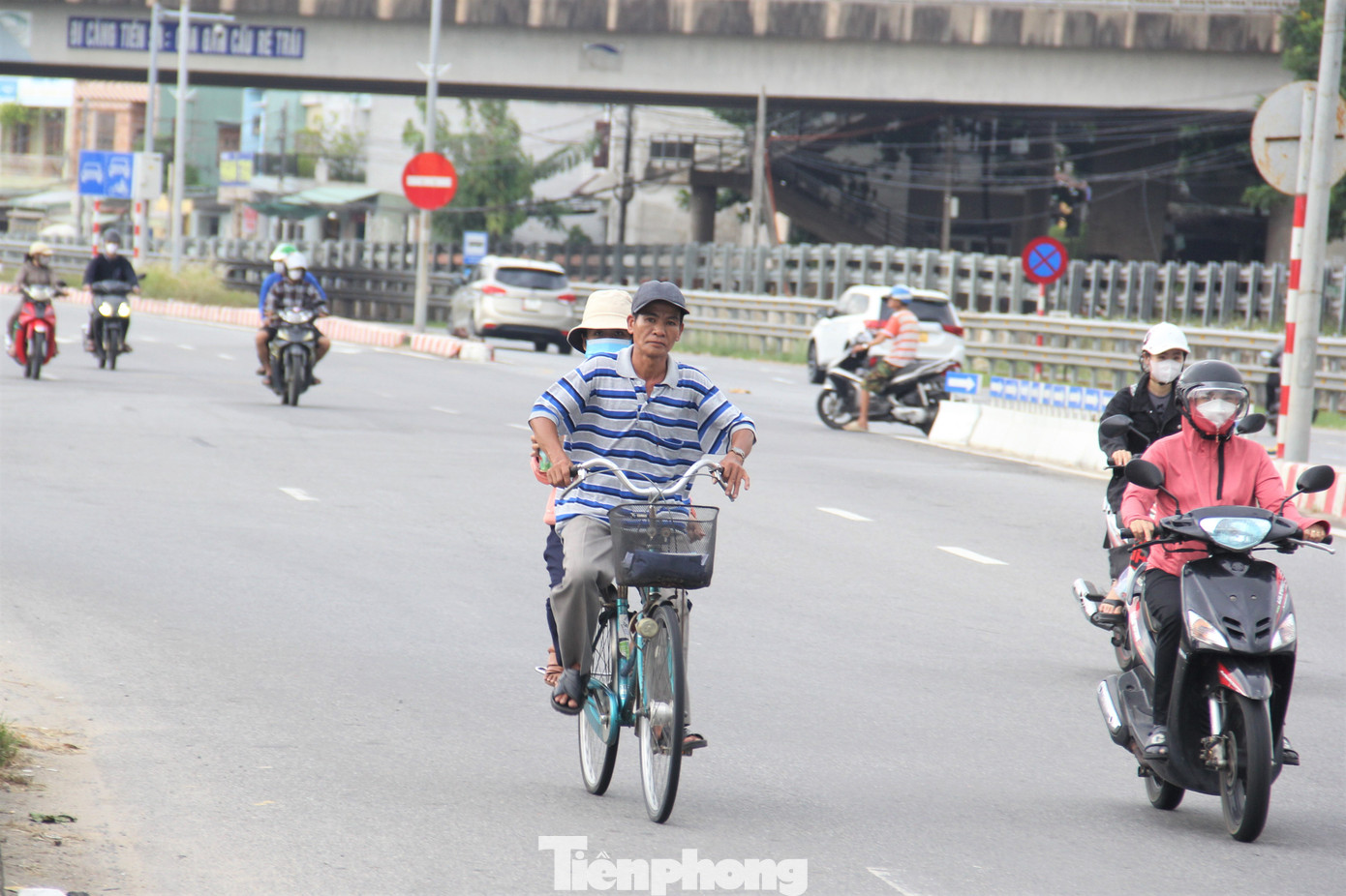 Người cha chở con gái trên chiếc xe cà tàng đi thi Tốt nghiệp THPT. Ảnh: Thanh Hiền Người cha chở con gái trên chiếc xe cà tàng đi thi Tốt nghiệp THPT. Ảnh: Thanh Hiền