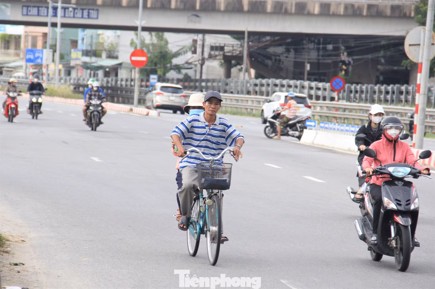 Người cha chở con gái trên chiếc xe cà tàng đi thi Tốt nghiệp THPT. Ảnh: Thanh Hiền