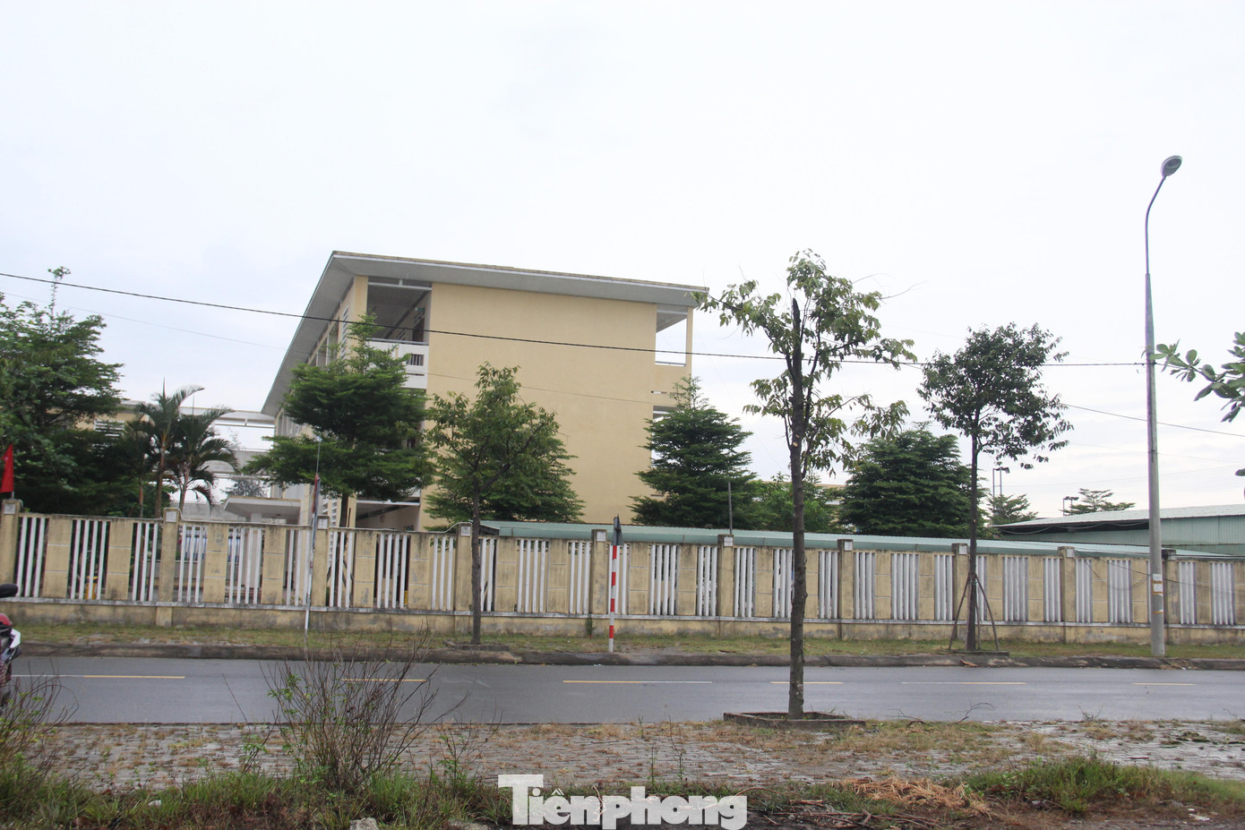 Xung quanh trường cũng vắng vẻ.