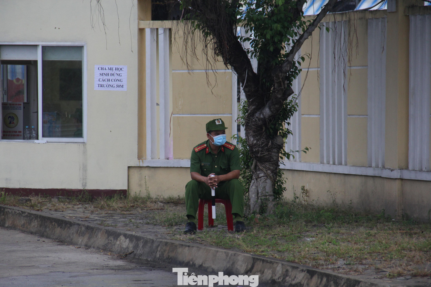 Chiến sĩ công an bảo vệ trước cổng trường thi.