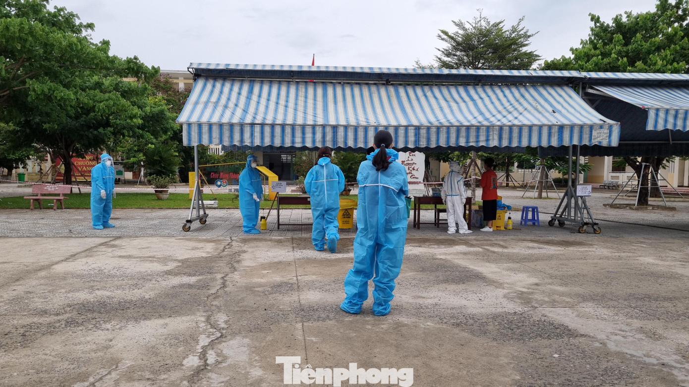 Trước khi vào phòng, các em được kiểm tra thân nhiệt, sát khuẩn tay, thay khẩu trang y tế mới. Trước khi vào phòng, các em được kiểm tra thân nhiệt, sát khuẩn tay, thay khẩu trang y tế mới.