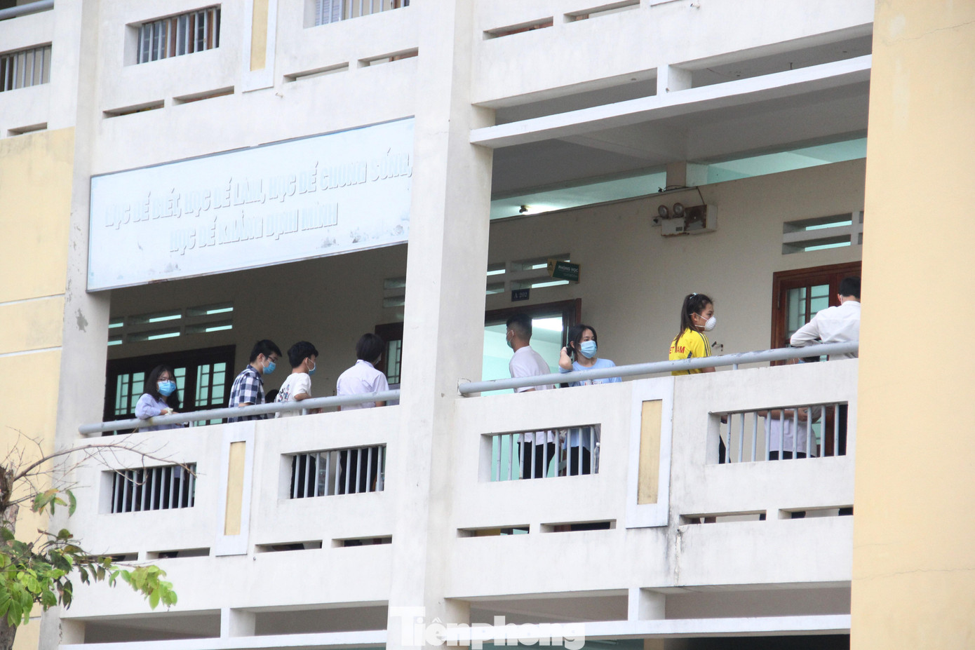 Từng nhóm thí sinh được bố trí ngồi theo từng phòng riêng, mỗi phòng không quá 12 em. Trong quá trình làm bài thi, các thí sinh không mang đồ bảo hộ. Từng nhóm thí sinh được bố trí ngồi theo từng phòng riêng, mỗi phòng không quá 12 em. Trong quá trình làm bài thi, các thí sinh không mang đồ bảo hộ.