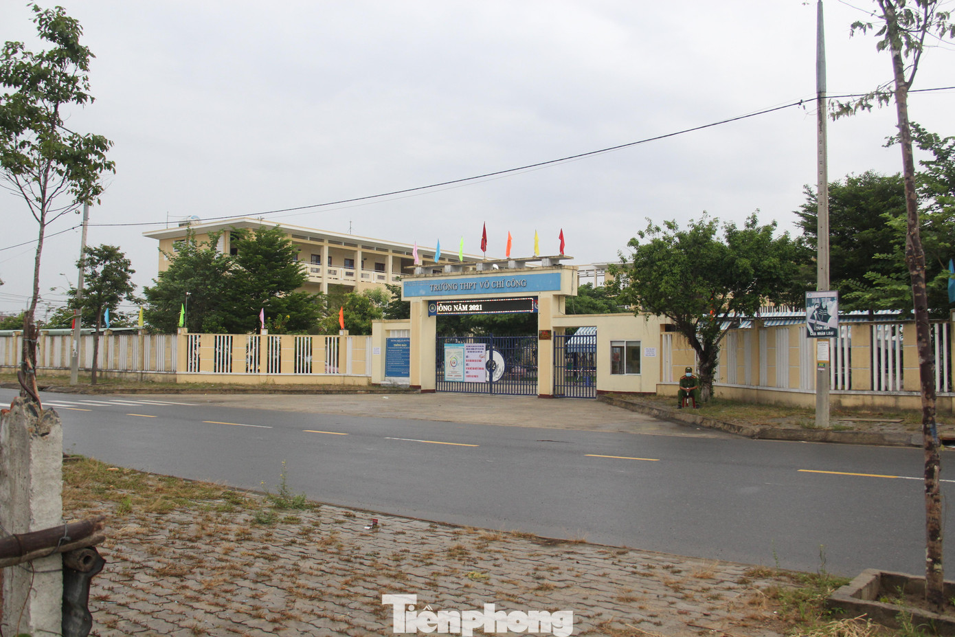 Trước cổng trường vắng tênh, không có cảnh phụ huynh đứng đợi con em như những điểm thi khác.